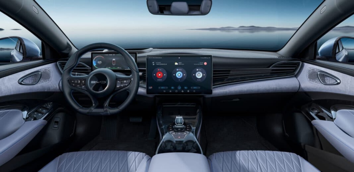 شبكة السيارات الصينية – الكشف عن التصميم الداخلي لسيارة بي واي دي سيل الكهربائية مع شاشة عملاقة عائمة