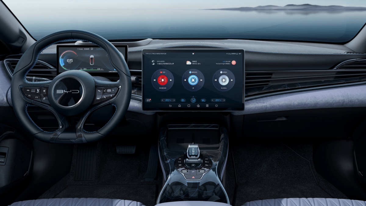 شبكة السيارات الصينية – الكشف عن التصميم الداخلي لسيارة بي واي دي سيل الكهربائية مع شاشة عملاقة عائمة