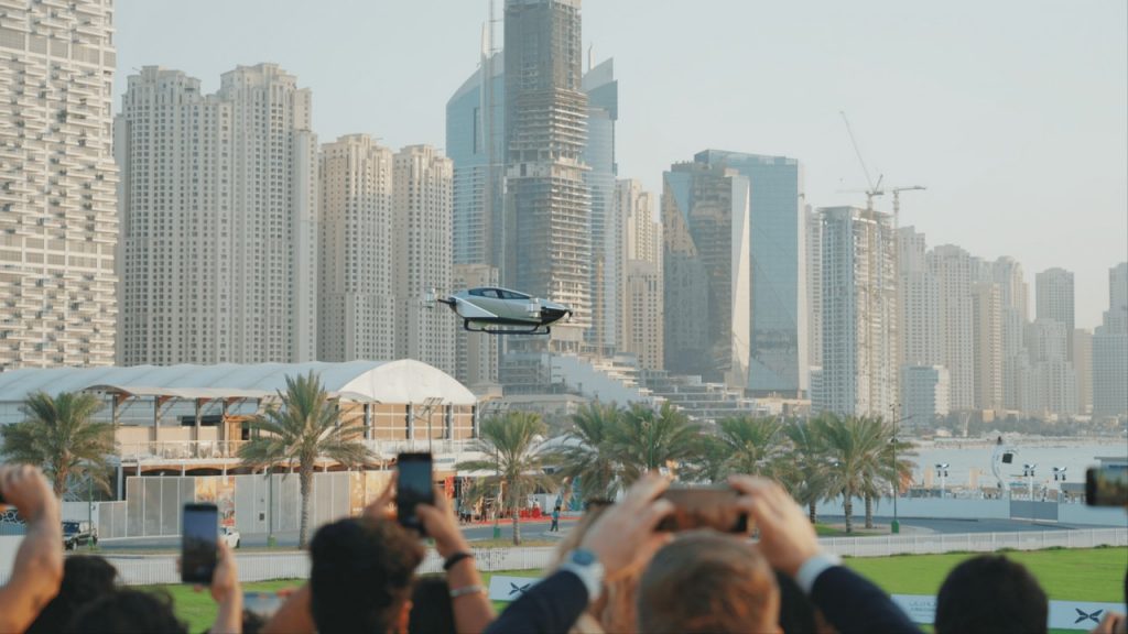 شبكة السيارات الصينية – طائرةً في أجواء دبي, تذهل الحضور, سيارة إكس بينج ذات المقعدين (مستقبل التنقل)