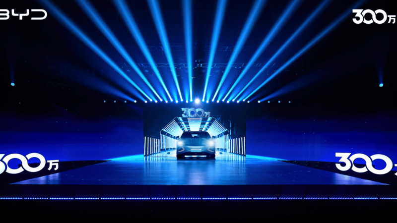 شبكة السيارات الصينية – كما وعدت BYD أخرجت اليوم من مصانعها السيارة رقم 3 مليون من سيارات الطاقة الجديدة