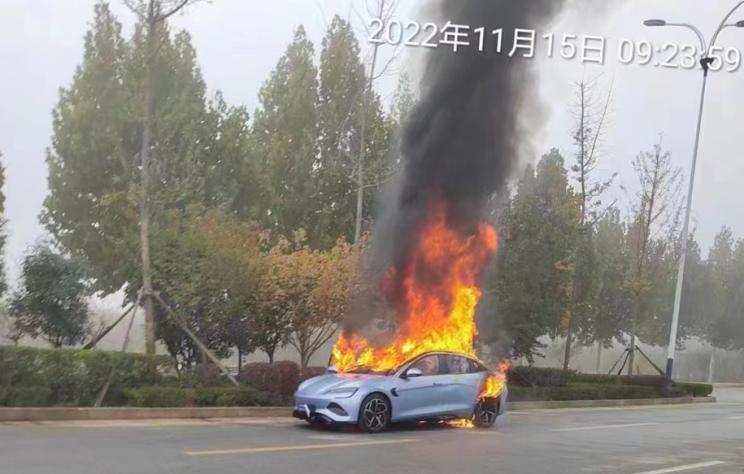 شبكة السيارات الصينية – حريق سيارة BYD SEAL الكهربائية الجديدة في الصين والأسباب غير واضحة (قيد التحقيق)