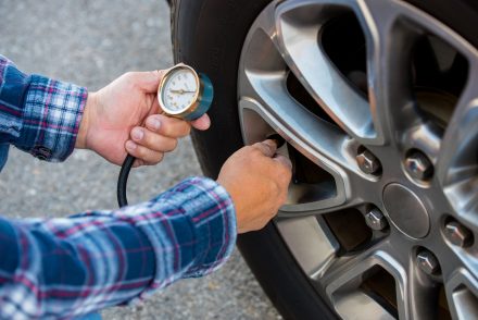 أهمية ضبط ضغط الإطارات، ومدى تأثيره على استهلاك الوقود؟