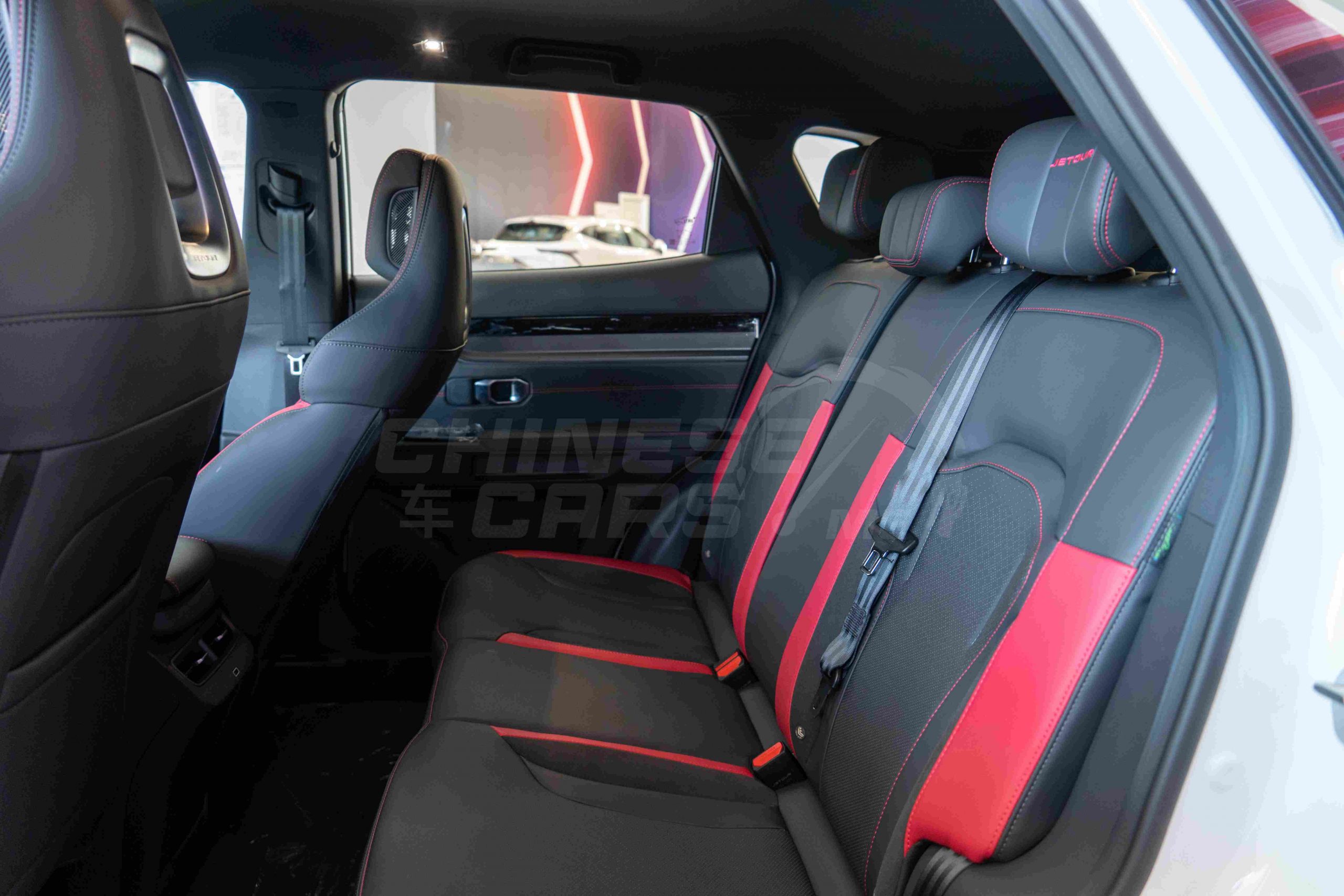 أهم ما تريد معرفته عن جيتور داشينج 2025 وتجهيزات المقصورة الداخلية 5