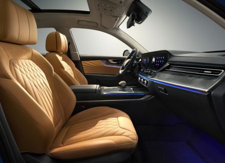 داخلية هونشي HS5 ترتقي بالفخامة مع نظام الصوت المحيطي Bose Centerpoint®
