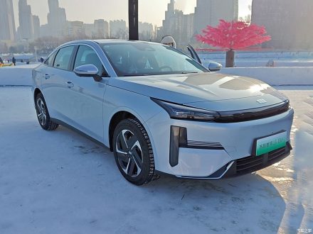 Geely Galaxy L6 EM-i: بداية البيع المسبق لسيارة السيدان الهجينة PHEV المتميزة في الصين بمدى شامل أكثر من 1300 كم