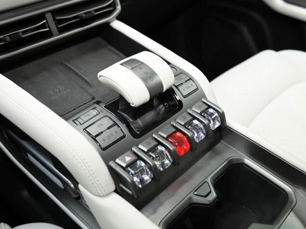 الصين تعيد الأزرار إلى المقصورة: تشريعات جديدة تُنهي الاعتماد الكامل على الشاشات في السيارات الذكية ابتداءً من 2026