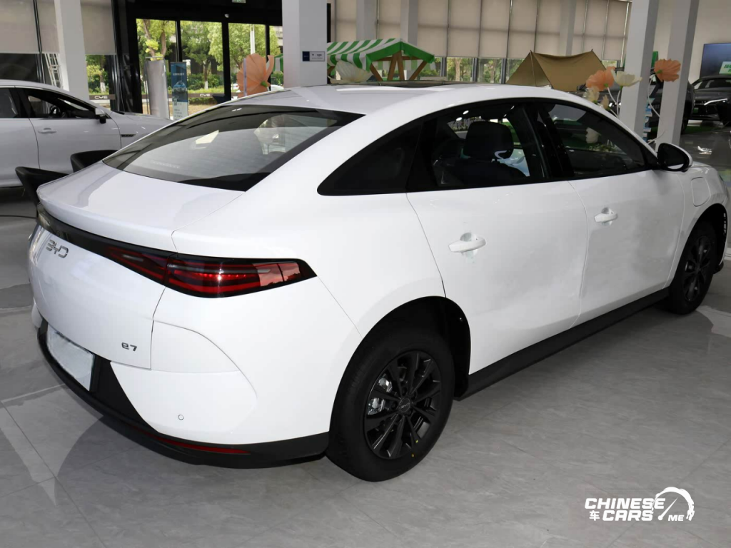 بي واي دي e7 2025 تُطلق رسميًا بثلاث فئات وسعر يبدأ من 51,100 رس فقط في الصين!! 3 شبكة السيارات الصينية – بي واي دي e7 2025 تُطلق رسميًا بثلاث فئات وسعر يبدأ من 51,100 رس فقط في الصين!!