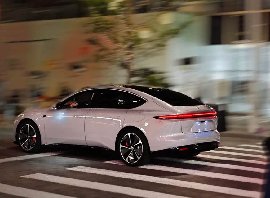 ظهور NIO ET5 الجديدة بمنصة NT2.5 وشريحة قيادة ذاتية مطورة: شاشة أفقية وناقل خلف المقود، والطرح في مايو – يونيو 2025 4 شبكة السيارات الصينية – ظهور NIO ET5 الجديدة بمنصة NT2.5 وشريحة قيادة ذاتية مطورة: شاشة أفقية وناقل خلف المقود، والطرح في مايو – يونيو 2025