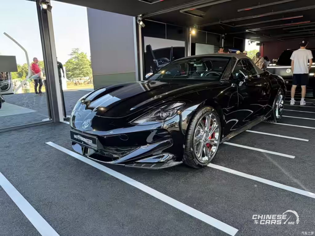 MG Cyberster Black Edition: نسخة خاصة بلمسة سوداء فاخرة تنطلق عالميًا من مهرجان جودوود للسرعة 2025 2 شبكة السيارات الصينية – MG Cyberster Black Edition: نسخة خاصة بلمسة سوداء فاخرة تنطلق عالميًا من مهرجان جودوود للسرعة 2025