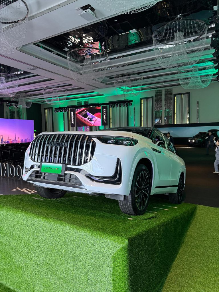 شبكة السيارات الصينية – جايكو J8 PHEV الهجينة – الفخامة والقوة في ظهورها الرسمي بحفل "جايكو داي" في الرياض
