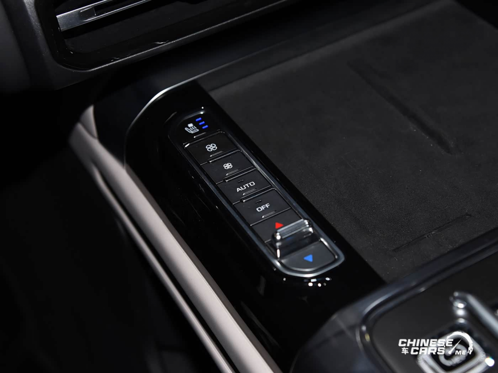 شبكة السيارات الصينية – جيتور G700 يظهر رسميًا في معرض تشنغدو 2025 بنسخ خاصة وتجهيزات هجينة فائقة القوة