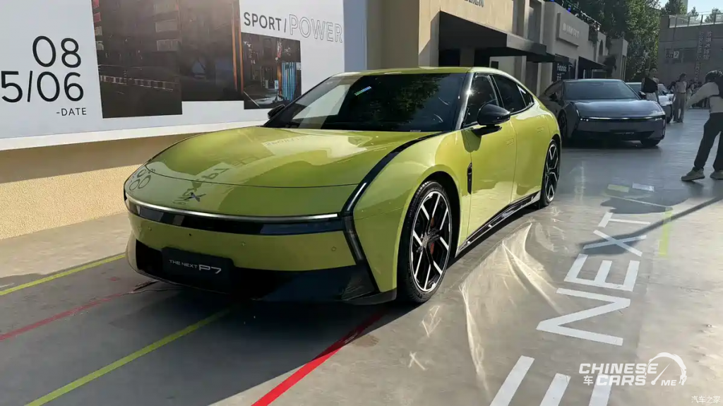 شبكة السيارات الصينية – الكشف الرسمي عن الجيل الجديد من XPENG P7: تصميم رياضي منخفض، شاشة ثلاثية محورية، ونظام دفع فائق الأداء