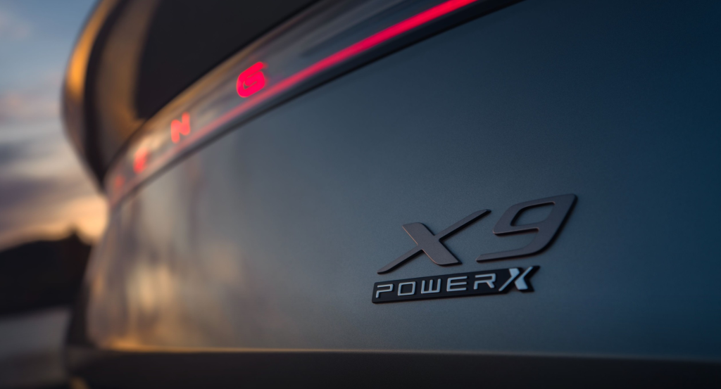 شبكة السيارات الصينية – Xpeng X9 REEV الجديدة: فخامة الـMPV الذكية بمدى 1602 كم وتقنية شحن فائق 5C.