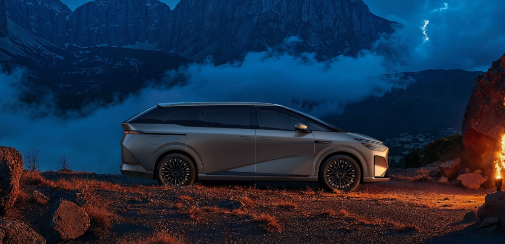 شبكة السيارات الصينية – Xpeng X9 REEV الجديدة: فخامة الـMPV الذكية بمدى 1602 كم وتقنية شحن فائق 5C.