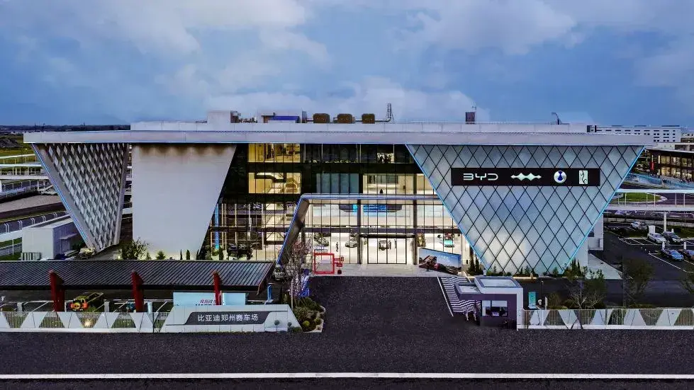 اختبار الكثبان الرملية من BYD: منشأة "Sky Sand Slope" التي تكشف أقصى قدرات Yangwang U8 على التضاريس الوعرة 1 اختبار الكثبان الرملية من BYD: منشأة "Sky Sand Slope" التي تكشف أقصى قدرات Yangwang U8 على التضاريس الوعرة