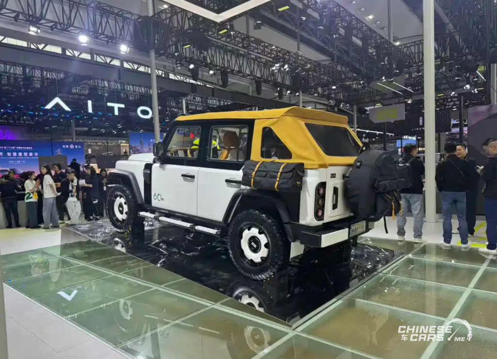 شبكة السيارات الصينية – 212 T01 بنسخة الذكرى الستين يظهر لأول مرة في معرض قوانغتشو 2025 بتصميم سقف قماشي وطابع كلاسيكي مميز