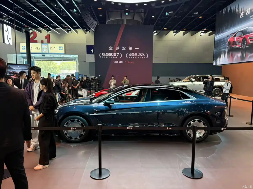 شبكة السيارات الصينية – يانغ وانغ U7 يظهر بإضافات جديدة في معرض قوانغتشو 2025: لون خارجي جديد، مقصورة محسّنة، وجنوط فاخرة