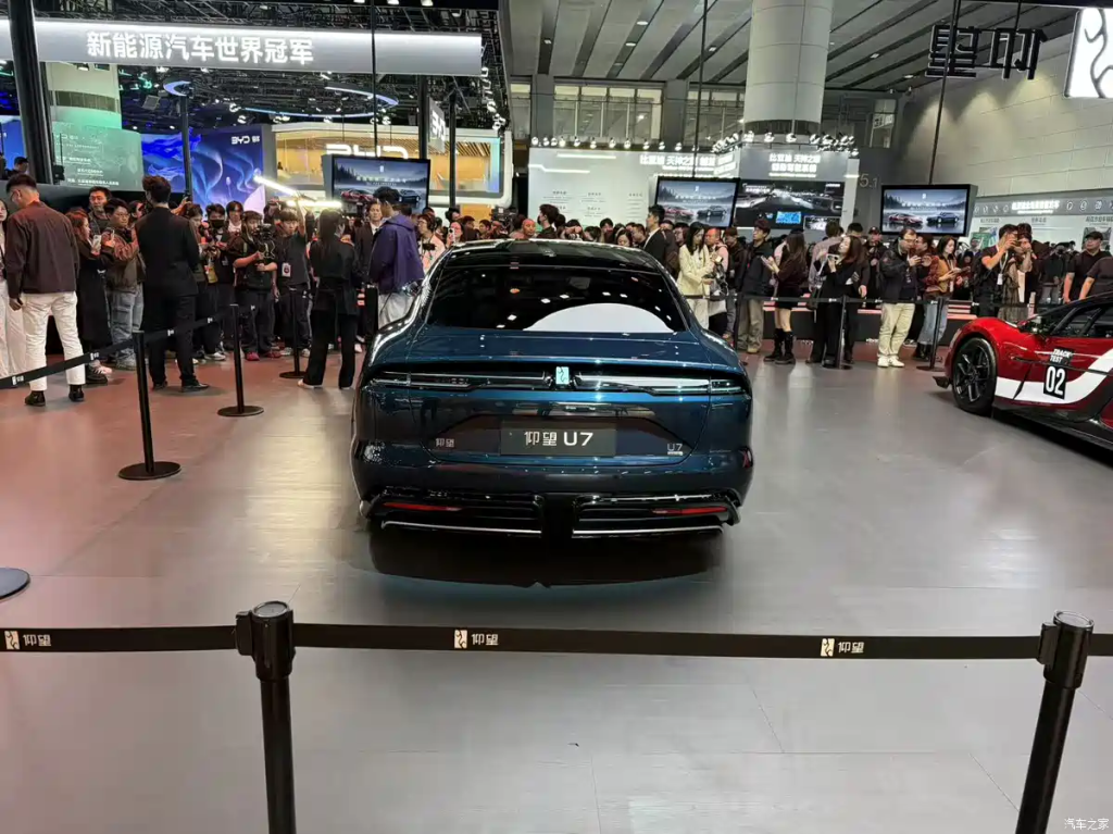 شبكة السيارات الصينية – يانغ وانغ U7 يظهر بإضافات جديدة في معرض قوانغتشو 2025: لون خارجي جديد، مقصورة محسّنة، وجنوط فاخرة