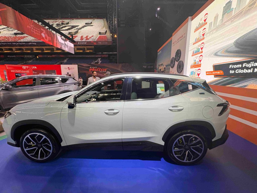 ساويست S06 PHEV تظهر في معرض الرياض للسيارات 2025 5