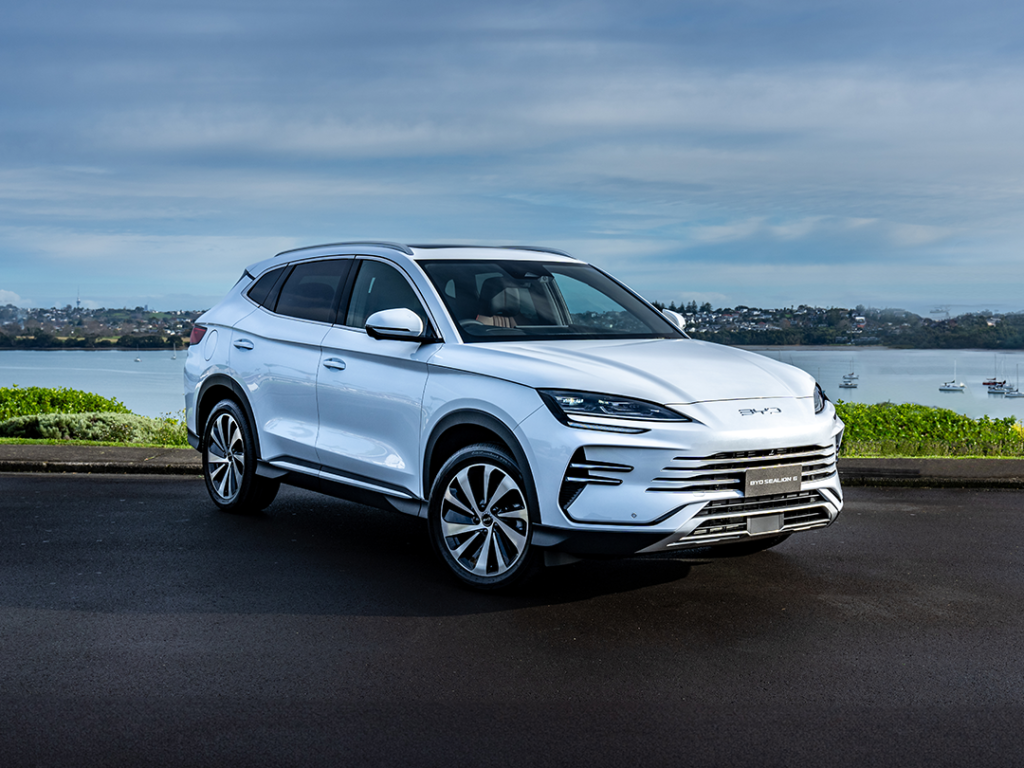 شبكة السيارات الصينية – BYD تُشعل المنافسة في اليابان: إطلاق أول سيارة هجينة PHEV رسميًا… وسيارة Sealion 6 تدخل السوق بأسعار تبدأ من 25 ألف دولار