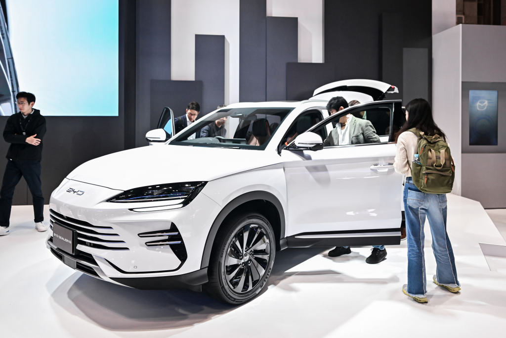 شبكة السيارات الصينية – BYD تُشعل المنافسة في اليابان: إطلاق أول سيارة هجينة PHEV رسميًا… وسيارة Sealion 6 تدخل السوق بأسعار تبدأ من 25 ألف دولار