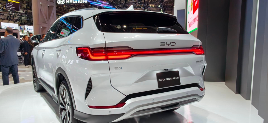 شبكة السيارات الصينية – BYD تُشعل المنافسة في اليابان: إطلاق أول سيارة هجينة PHEV رسميًا… وسيارة Sealion 6 تدخل السوق بأسعار تبدأ من 25 ألف دولار