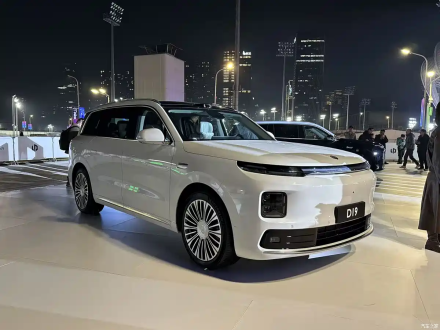 Leapmotor D19 تكشف عن الداخلية رسميًا وتفتح الحجز المسبق… والإطلاق والتسليم في أبريل 2026