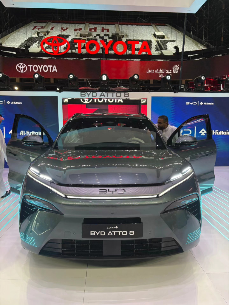 BYD ATTO 8 الجديدة: SUV هجينة بسبعة مقاعد تعيد تعريف التنقل العائلي في السعودية وتظهر رسميًا بمعرض الرياض للسيارات 2025 2 شبكة السيارات الصينية – BYD ATTO 8 الجديدة: SUV هجينة بسبعة مقاعد تعيد تعريف التنقل العائلي في السعودية وتظهر رسميًا بمعرض الرياض للسيارات 2025