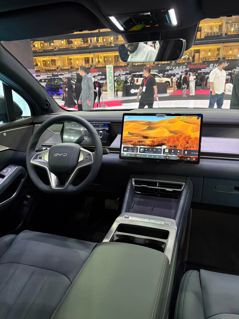 BYD ATTO 8 الجديدة: SUV هجينة بسبعة مقاعد تعيد تعريف التنقل العائلي في السعودية وتظهر رسميًا بمعرض الرياض للسيارات 2025 5 شبكة السيارات الصينية – BYD ATTO 8 الجديدة: SUV هجينة بسبعة مقاعد تعيد تعريف التنقل العائلي في السعودية وتظهر رسميًا بمعرض الرياض للسيارات 2025