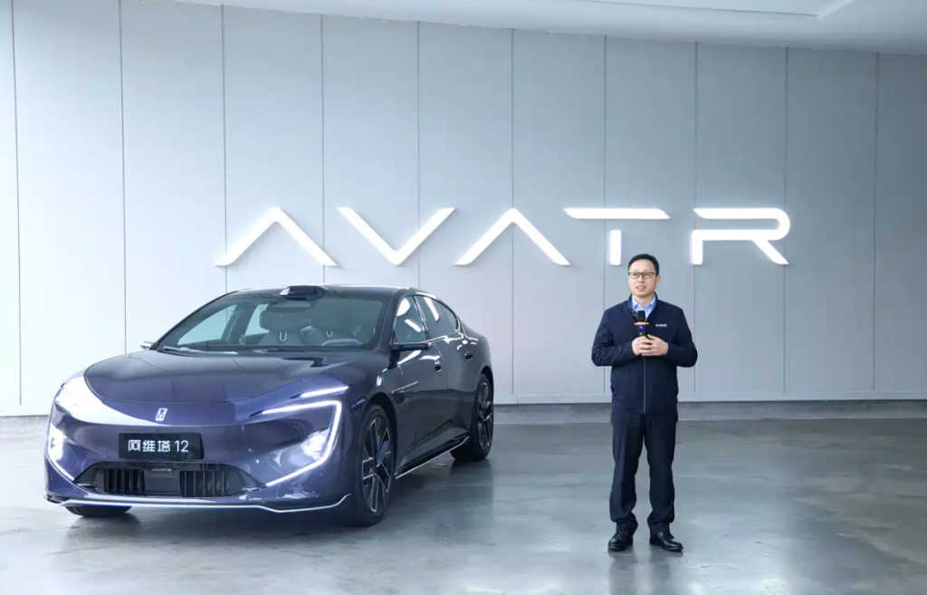 شبكة السيارات الصينية &ndash; أفاتر 12 تدخل 2026 بتحديثات ذكية وتصميم أكثر انسيابية: تقنيات قيادة متقدمة وقوى كهربائية تصل إلى 965 حصان لأول مرة!!