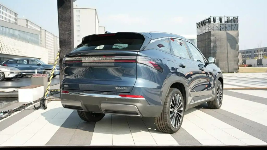 شبكة السيارات الصينية &ndash; جيلي تكشف عن جالاكسي M7 الجديدة: SUV هجينة بمدى كهربائي 225 كم ومدى إجمالي 1730 كم تدخل معركة العائلة بقوة