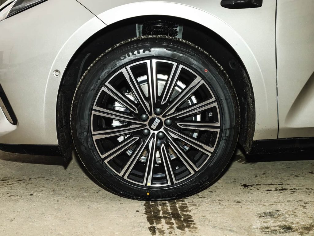 جيلي جالاكسي ستار 8 إصدار الرحلات الطويلة 2026: قفزة كبيرة في المدى 1725 كم والذكاء بفئة السيدان الهجينة 9 شبكة السيارات الصينية – جيلي جالاكسي ستار 8 إصدار الرحلات الطويلة 2026: قفزة كبيرة في المدى 1725 كم والذكاء بفئة السيدان الهجينة