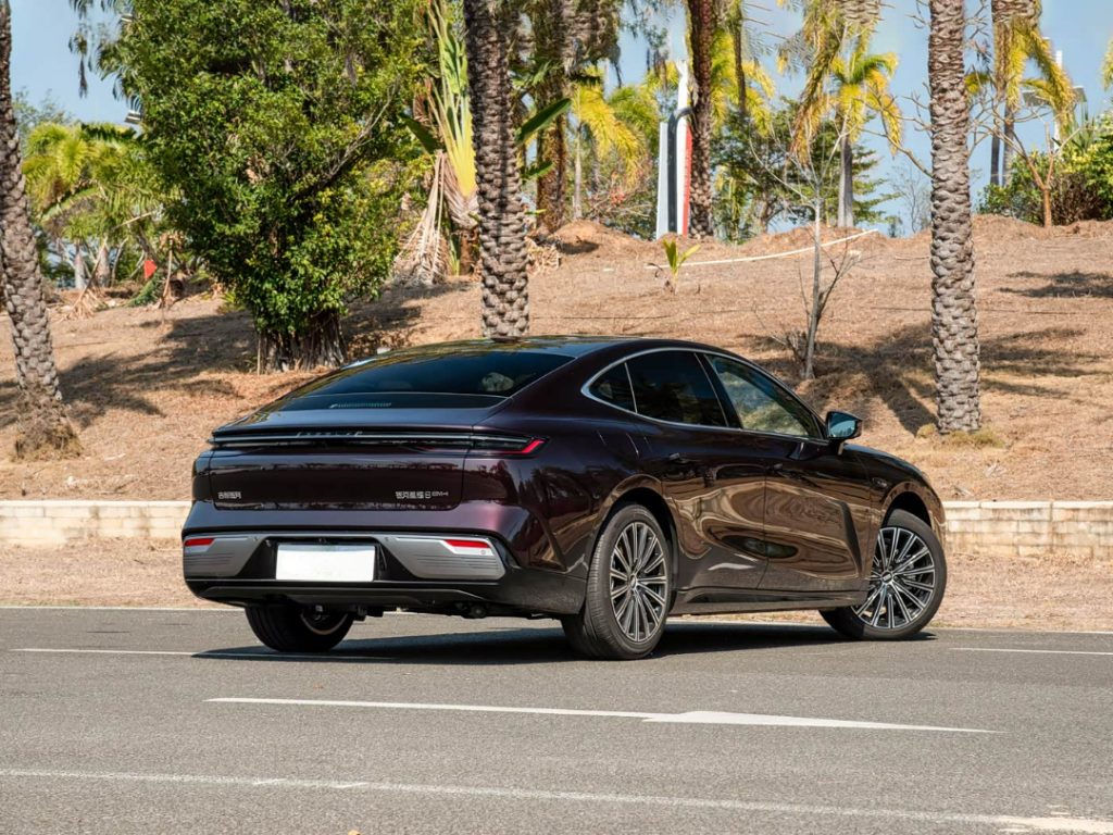 جيلي جالاكسي ستار 8 إصدار الرحلات الطويلة 2026: قفزة كبيرة في المدى 1725 كم والذكاء بفئة السيدان الهجينة 6 شبكة السيارات الصينية – جيلي جالاكسي ستار 8 إصدار الرحلات الطويلة 2026: قفزة كبيرة في المدى 1725 كم والذكاء بفئة السيدان الهجينة