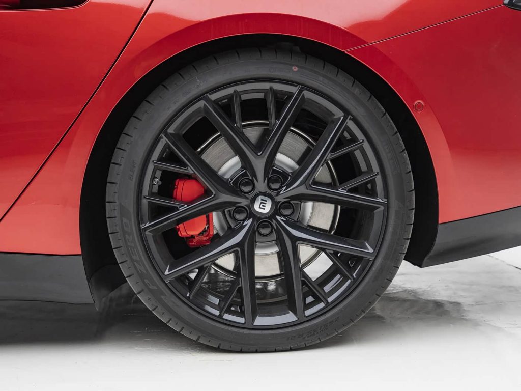 شاومي SU7 موديل 2026 تنطلق بتحديثات شاملة: سلامة أعلى وتجهيزات قياسية أقوى وشاسيه “التنين” ومدى يصل إلى 902 كم 14 شبكة السيارات الصينية – شاومي SU7 موديل 2026 تنطلق بتحديثات شاملة: سلامة أعلى وتجهيزات قياسية أقوى وشاسيه “التنين” ومدى يصل إلى 902 كم