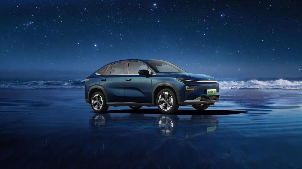 شبكة السيارات الصينية &ndash; جيلي تطلق Geely Boyue REV الجديدة كليًا: هل تكون البديل الحقيقي لتوجيلا؟ SUV بمدى شامل 1525 كم وتقنية EREV وسعر يبدأ من 56 ألف ريال