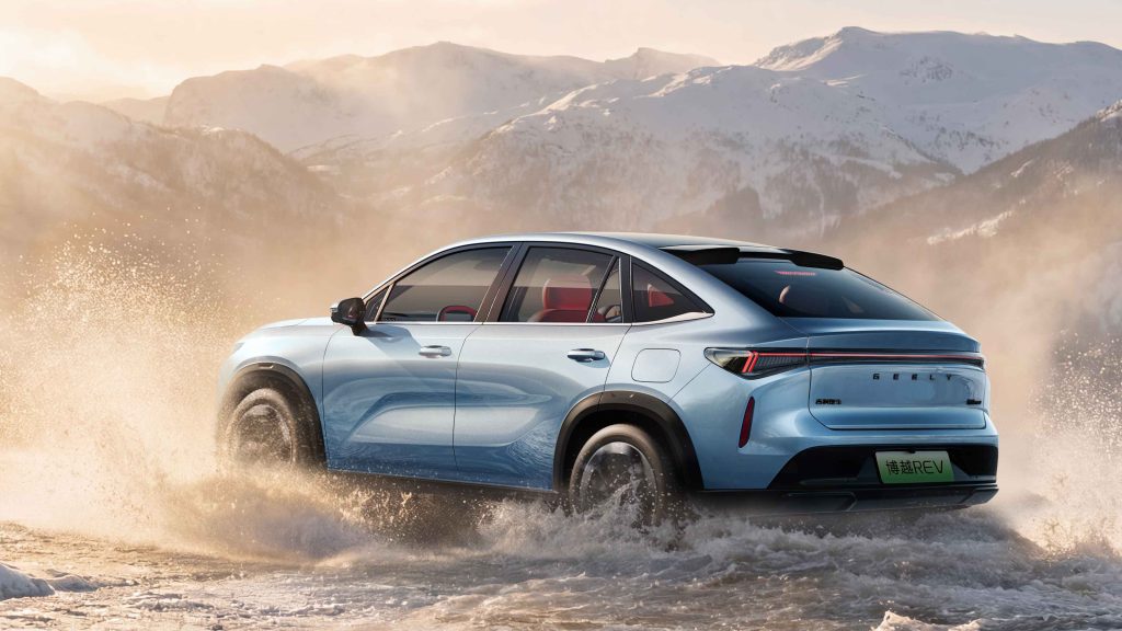 شبكة السيارات الصينية &ndash; جيلي تطلق Geely Boyue REV الجديدة كليًا: هل تكون البديل الحقيقي لتوجيلا؟ SUV بمدى شامل 1525 كم وتقنية EREV وسعر يبدأ من 56 ألف ريال