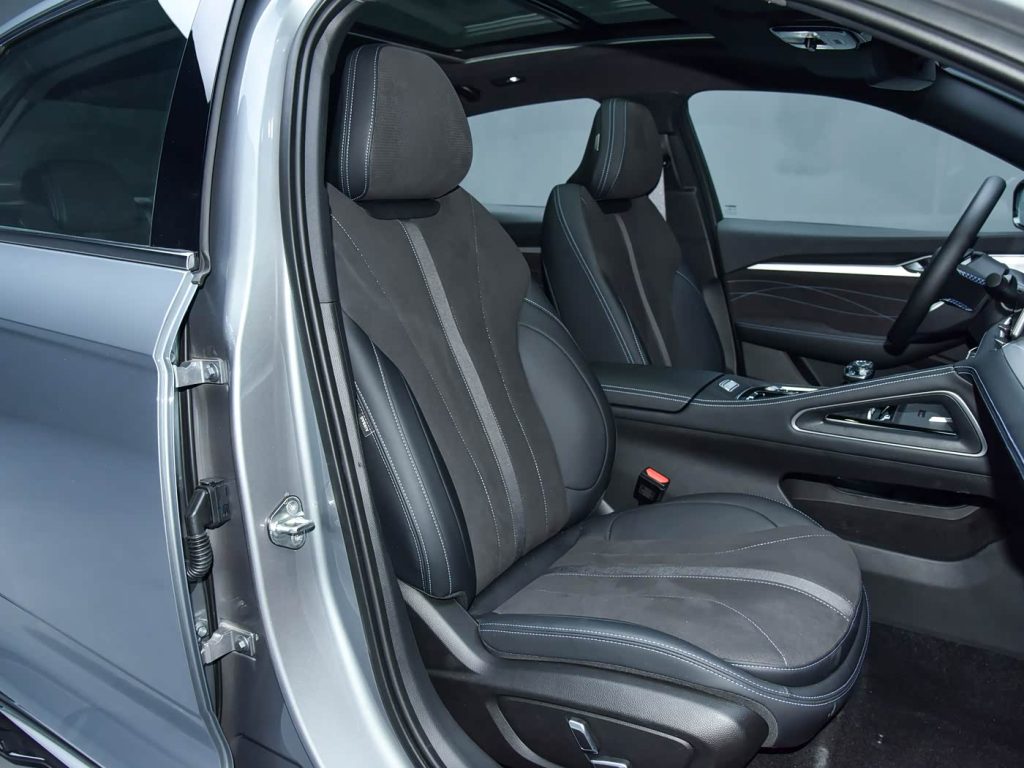 شبكة السيارات الصينية &ndash; جيلي بريفيس i-HEV 2026: هجينة بدون شحن تقودك كهربائيًا حتى 80% من وقتك… قوة 312 حصان واستهلاك 3.98 لتر يضعان معيارًا جديدًا في فئة السيدان