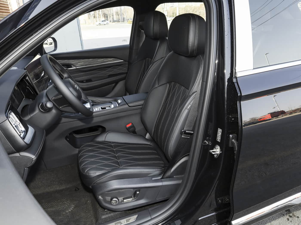 شبكة السيارات الصينية &ndash; جيلي مونجارو i-HEV 2026: سيارة هجينة بدون شحن بقوة 312 حصان واستهلاك 4.75 لتر… هل تتفوق على تويوتا هايبرد؟