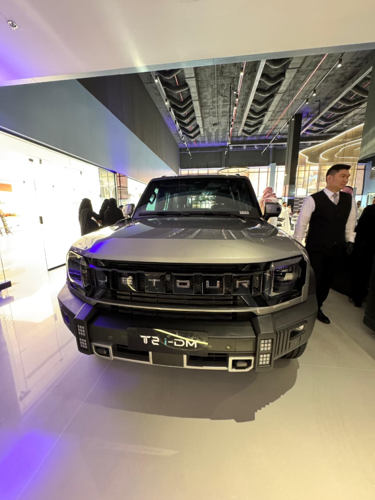 جيتور تفتتح معرضها الجديد في الرياض وتبهر الحضور بعرض جوي استثنائي لطراز G700 ضمن أكبر توسعاتها بالسعودية 10 شبكة السيارات الصينية – جيتور تفتتح معرضها الجديد في الرياض وتبهر الحضور بعرض جوي استثنائي لطراز G700 ضمن أكبر توسعاتها بالسعودية