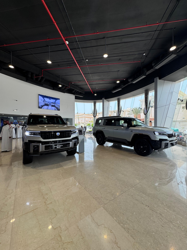 شبكة السيارات الصينية &ndash; الفطيم تطلق DENZA رسميًا في السعودية وتطرح B5 وB8 مع افتتاح صالتي عرض في الرياض وجدة