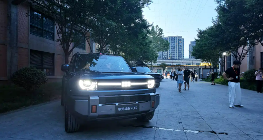 جالاكسي باتلشيب 700 أخيرًا أعلنت جيلي رسميًا عنها في حدث رسمي بالصين بقوة 1,129 حصان PHEV وثلاثة محركات وبطارية من CATL سعة 47 كيلوواط